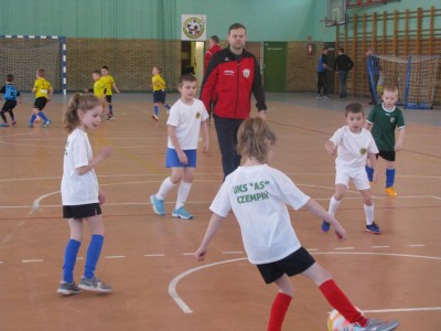 Żaki młodsze i skrzaty zagrały dla Macieja i Michasi!